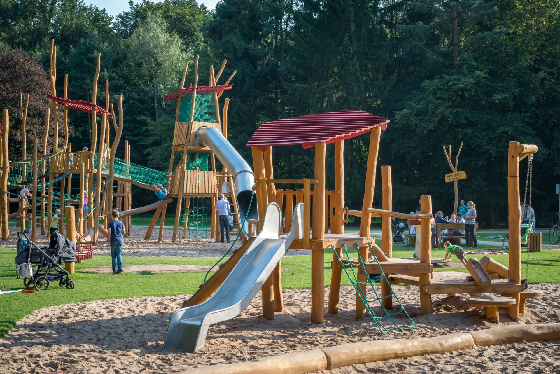 Kinder auf dem Waldspielplatz (Foto: Timo Lutz)
